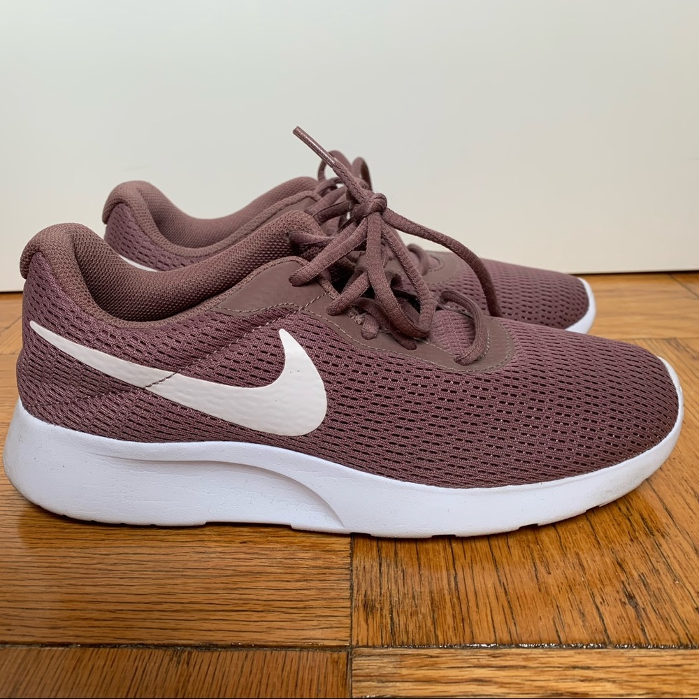 Nike Women's Tanjun Smokey Mauve Running Shoes